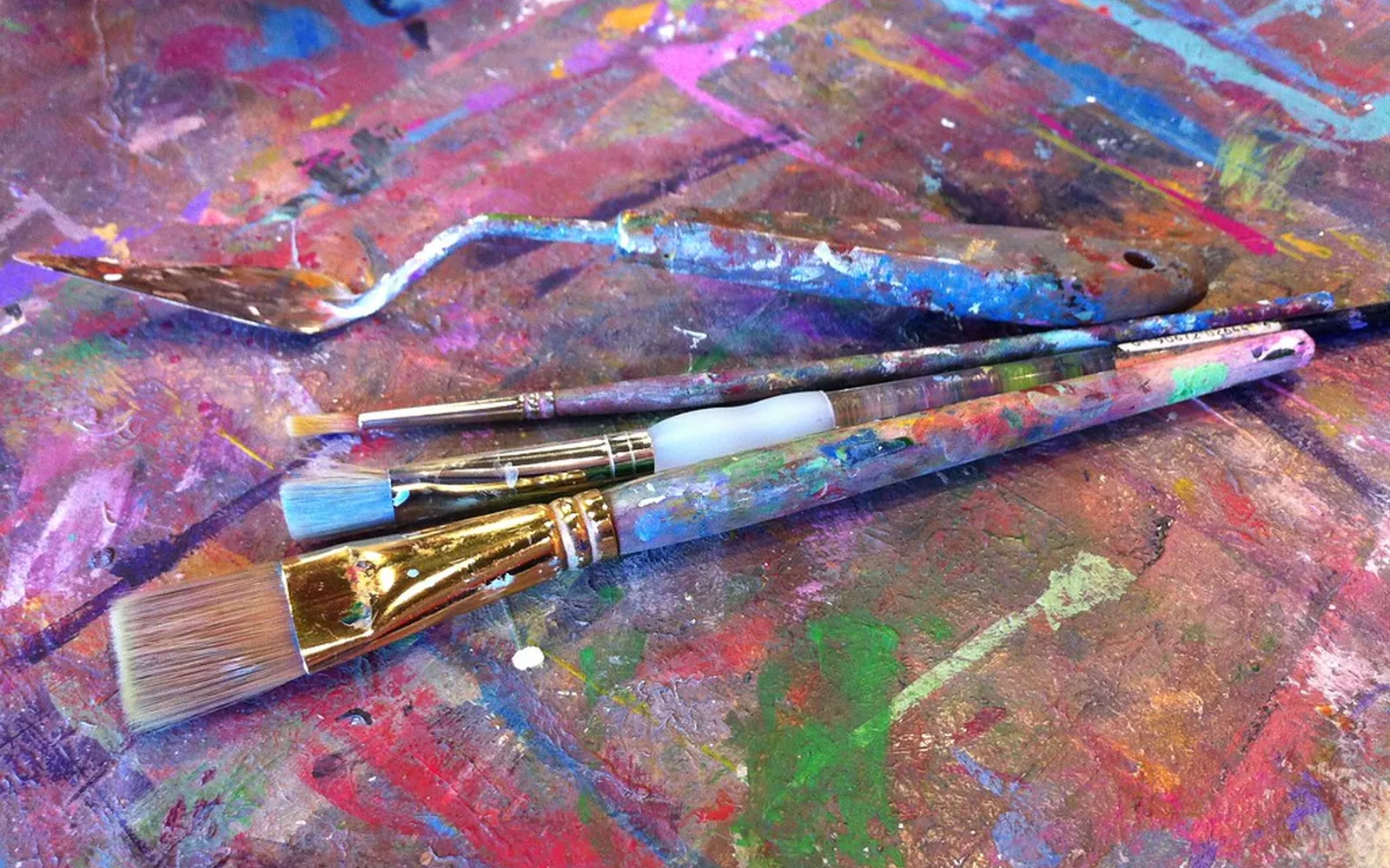 Pinceaux, peintures et matériel d'art disposés sur une table